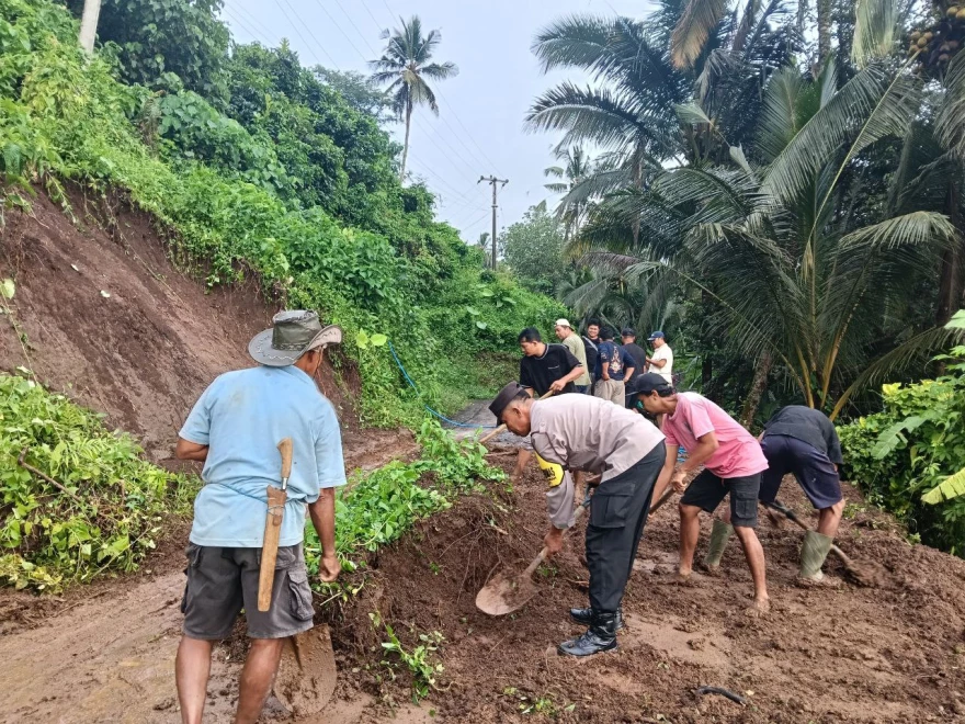 Gotong Royong Pembersihan Tanah Longsor Di Banjar Dinas Kikian Desa Pupuan Sawah