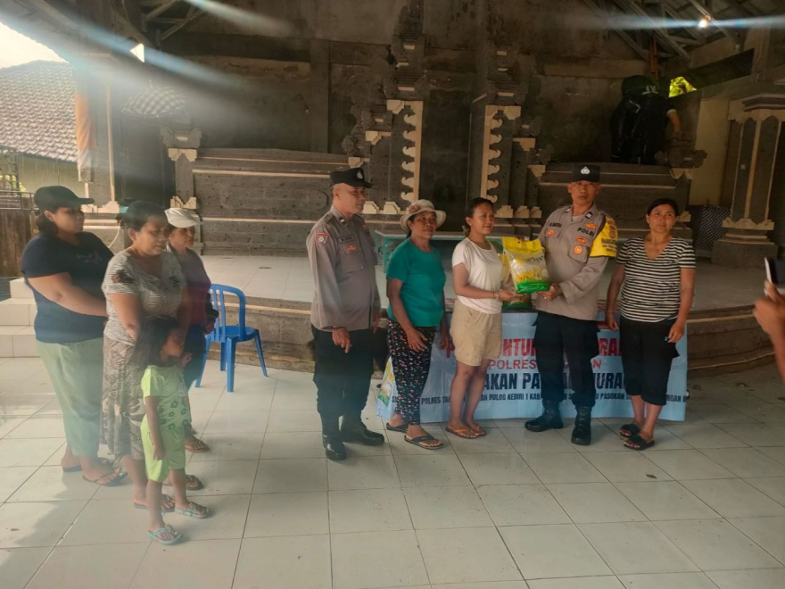 Polsek Selemadeg dan Bulog Gelar Gerakan Pangan Murah di Desa Pupuan Sawah.