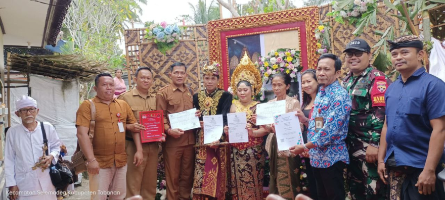 Perbekel Desa Pupuan Sawah Pimpin Langsung Penyerahan Sertifikat Semara Ratih Pupuan Sawah